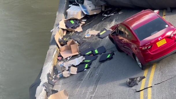 El puente quedó a la altura del río tras su desplome.