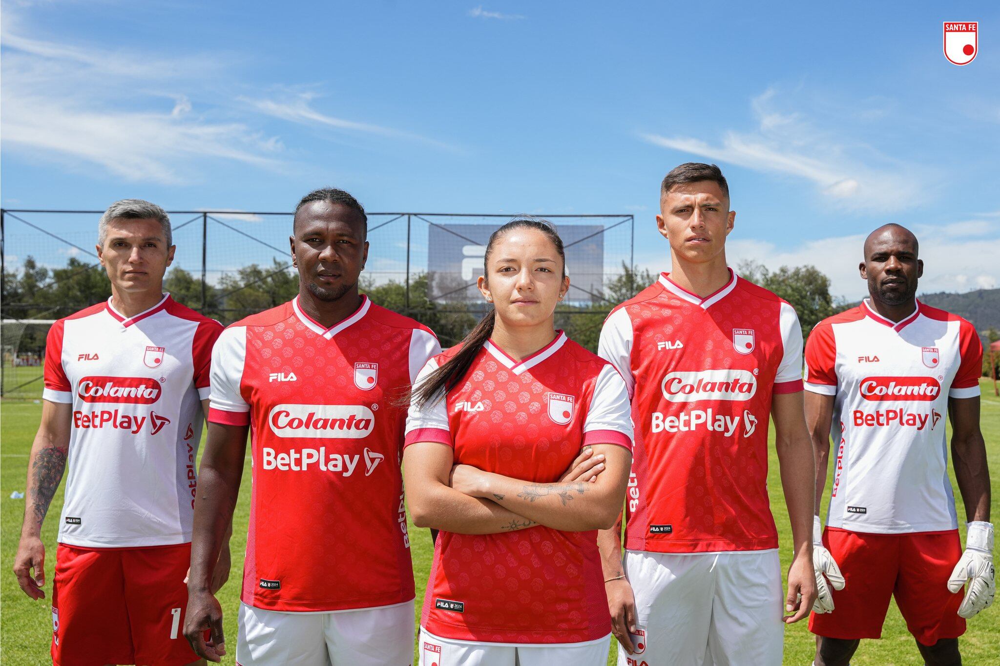 Santa Fe presentó su nueva camiseta con las principales figuras del equipo
