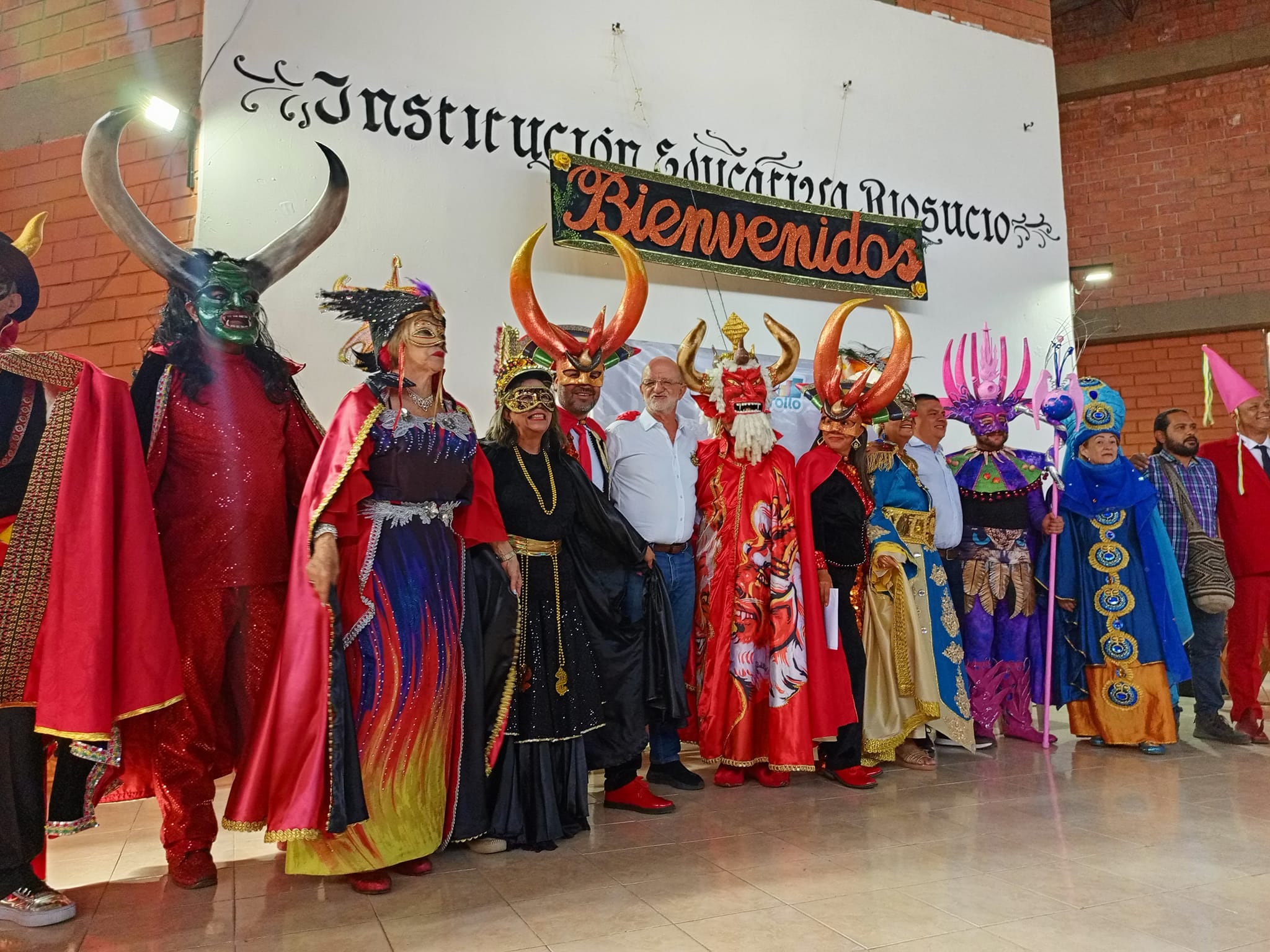 El gobernador de Caldas, Henry Gutiérrez Ángel, junto a una delegación de la Corporación Carnaval de Riosucio.