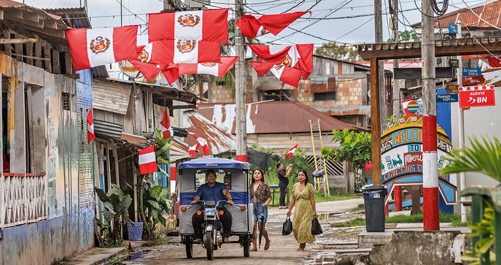 Santa Rosa solo tiene dos calles principales por las que circulan motos que llevan placas peruanas en su parte trasera. La administración peruana instaló banderas en todas las casas de la isla. 