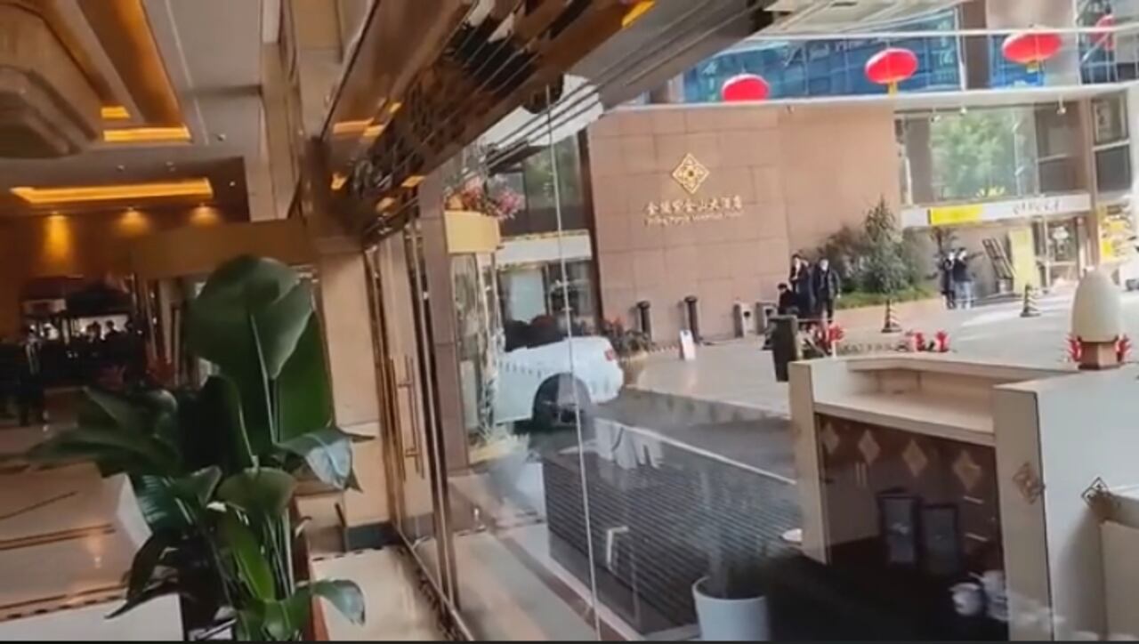 El coche terminó su carrera en el marco de otra puerta de salida, con todas las luces de emergencia encendidas.