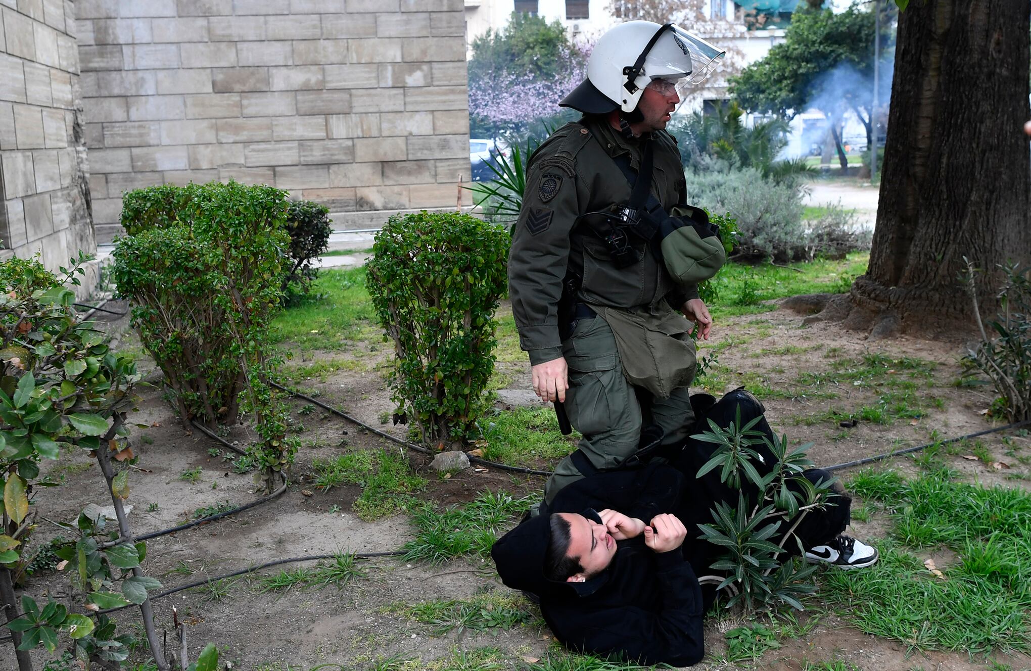 En imágenes : protestan por mortal accidente de tren en Grecia.