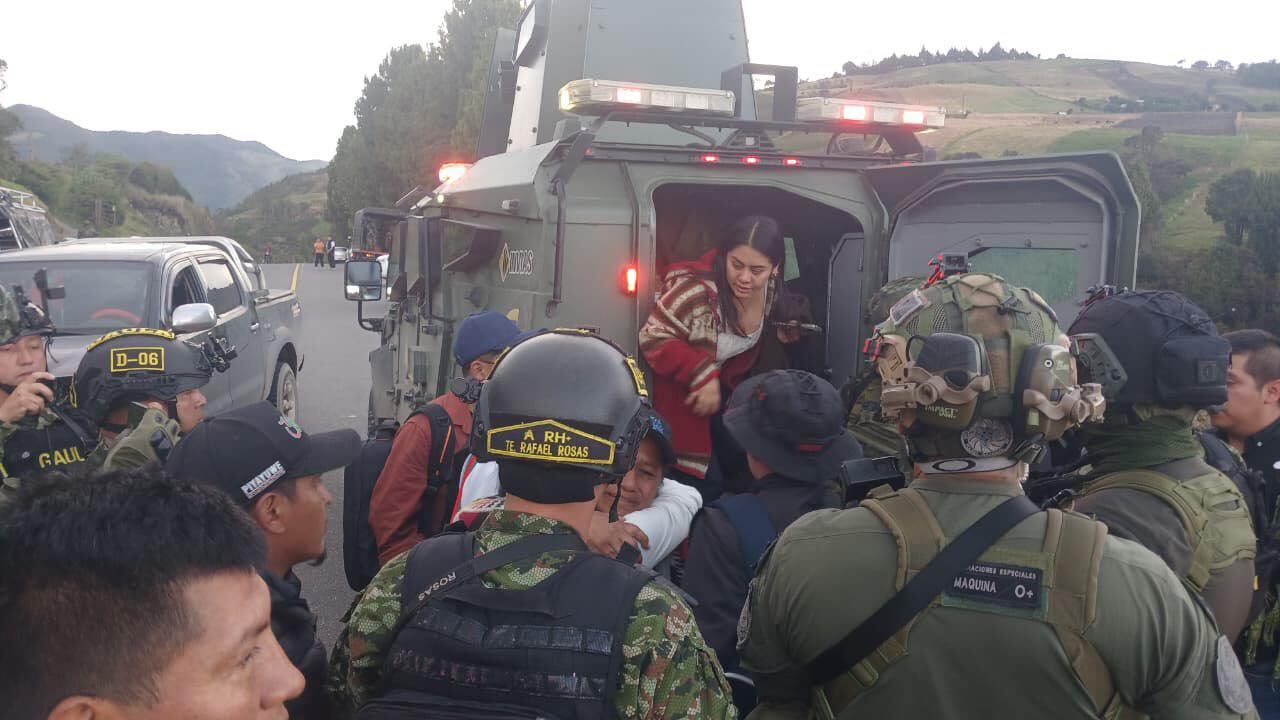 Guardia indígena rescata a la senadora Aída Quilcué y a su equipo de trabajo, luego de adelantar una actividad de control en la zona donde fue retenida por un grupo armado al margen de la ley.