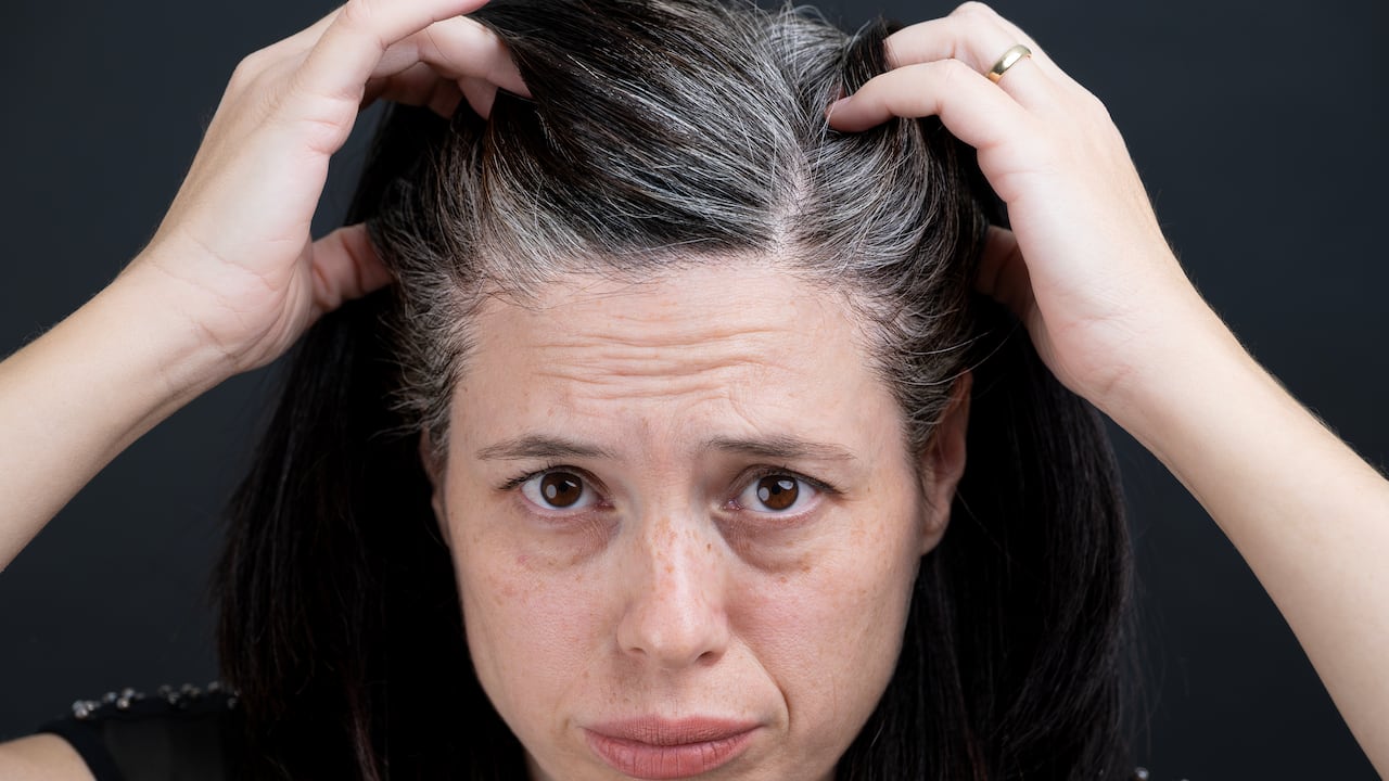 Las canas aparecen debido a una combinación de factores biológicos y genéticos.