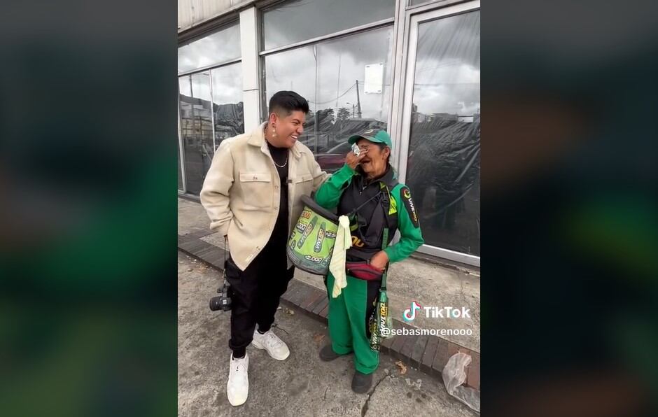 El joven sorprendió a Mariana, una vendedora de vive 100