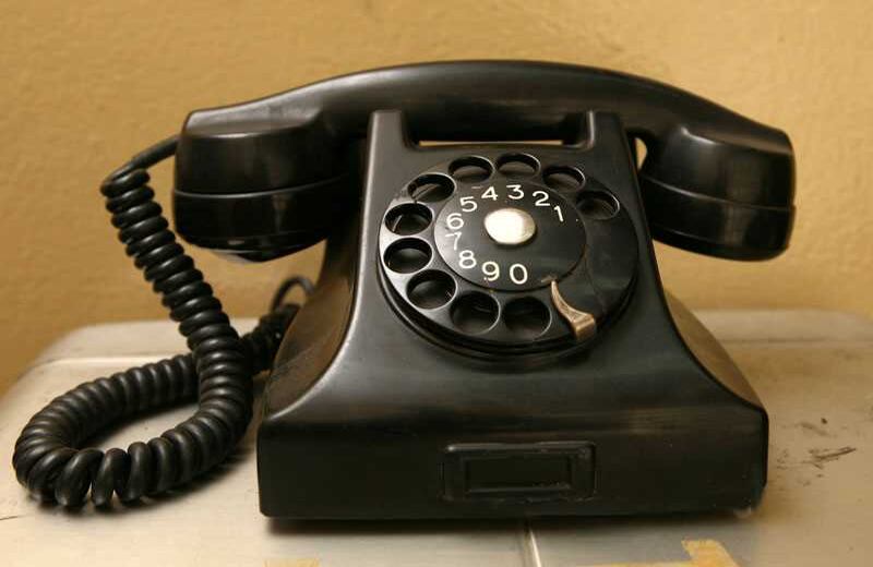 3. El teléfono de disco. Hasta la década de los ochenta, las llamadas se hacían a través de un teléfono que tenía un disco en la mitad con diez orificios, cada uno con un número del 0 al 9. Para hacer la llamada había que girar cada número del teléfono al que se quería llamar. Todo intento por hacer que el dial fuera más rápido era inútil. No existía la opción de remarcación, por lo que había que repetir el proceso si la línea estaba ocupada. Con los teléfonos de botones y la opción de remarcar, el mundo sin duda ahorró más tiempo.