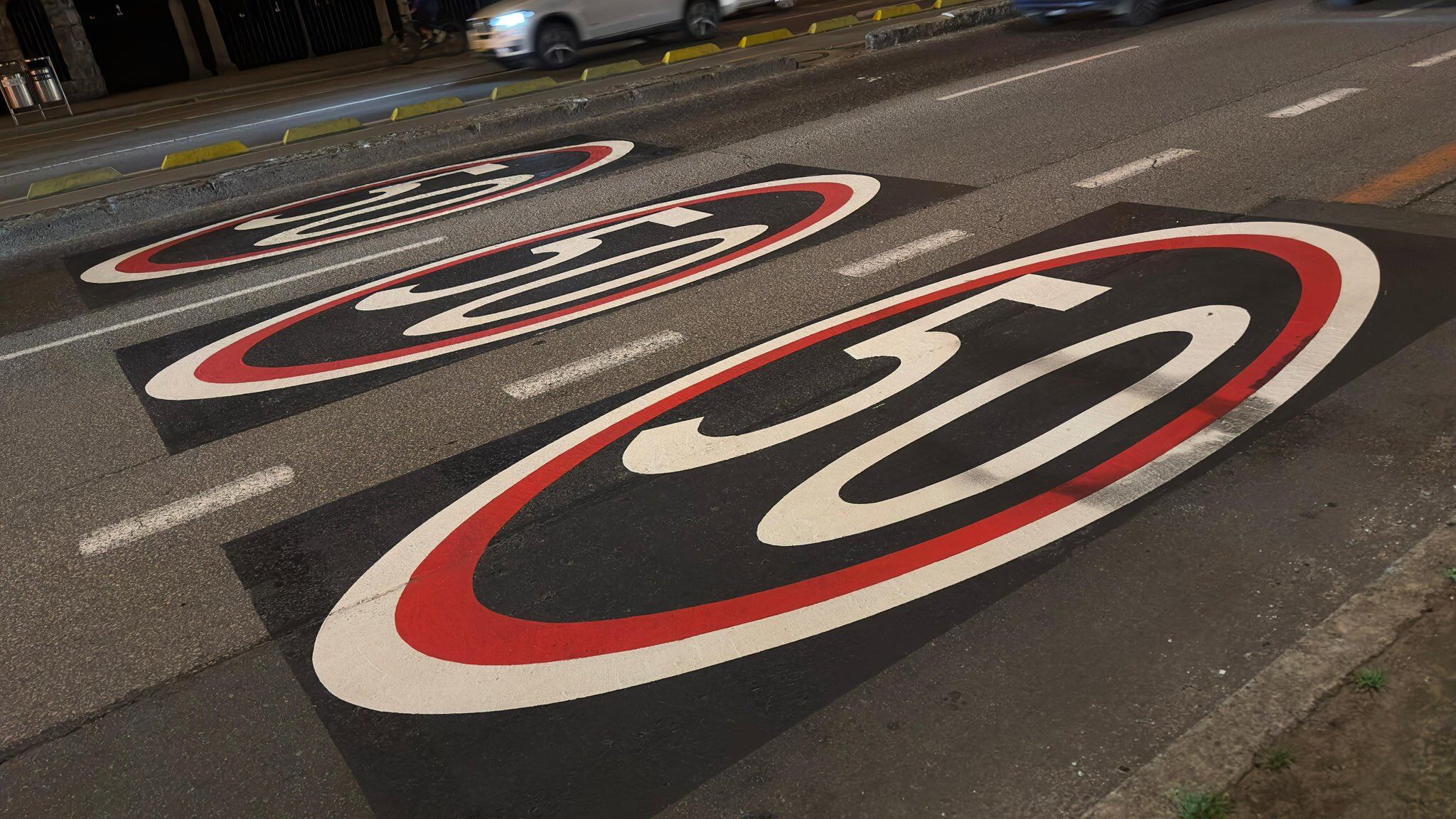 Movilidad busca que la ciudadanía pueda identificar fácilmente estos dispositivos en los 92 puntos de fotodetección autorizados por la Agencia Nacional de Seguridad Vial en la capital del país.