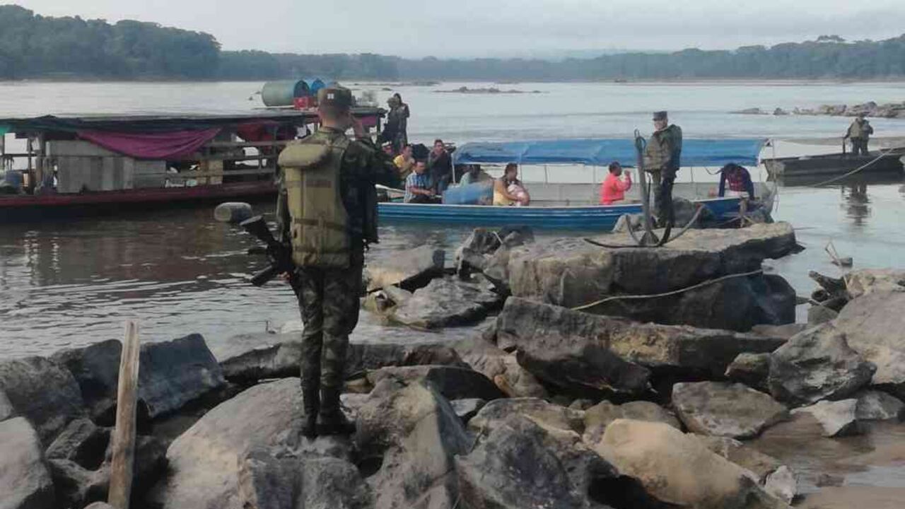 La Brigada 26 de Selva y la Sexta División del Ejército Nacional capturaron a ocho personas del grupo delincuencial "Los Caqueteños" mientras realizaban explotación ilícita de oro en el río Caquetá. Foto: Brigada 26 del Ejército Nacional.