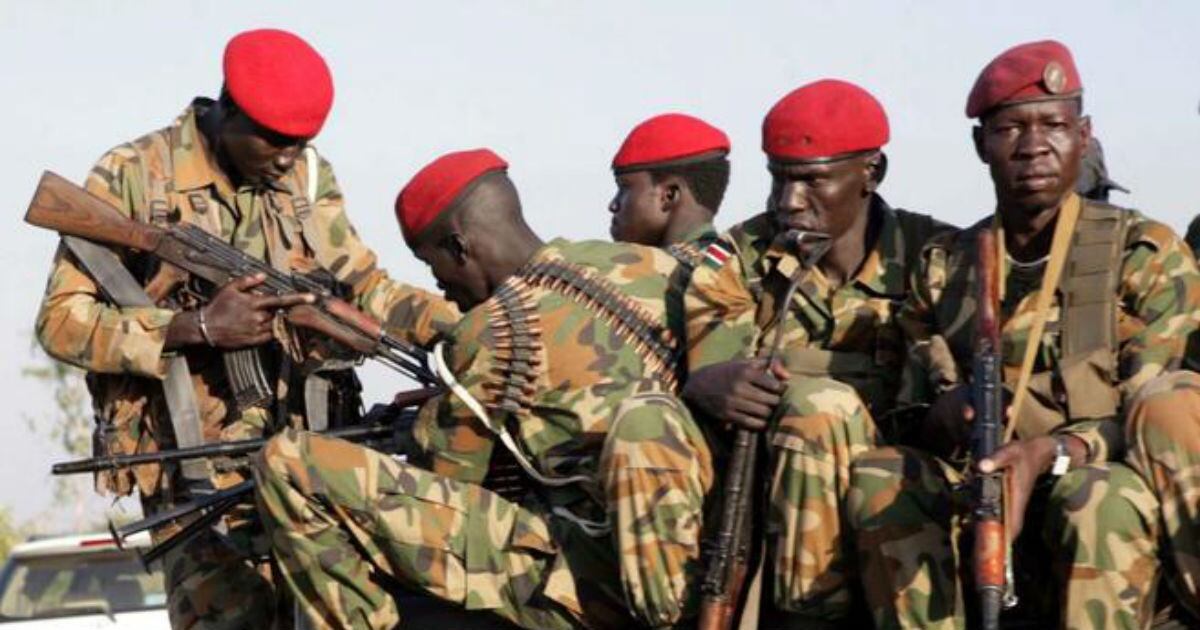 El aparato de seguridad ha sido históricamente muy relevante en Sudán, un país que logró su independencia en 1956 y que cayó en manos de una junta militar tras el golpe de Estado encabezado en mayo de 1969 por el coronel Yaafar al Nimeiri