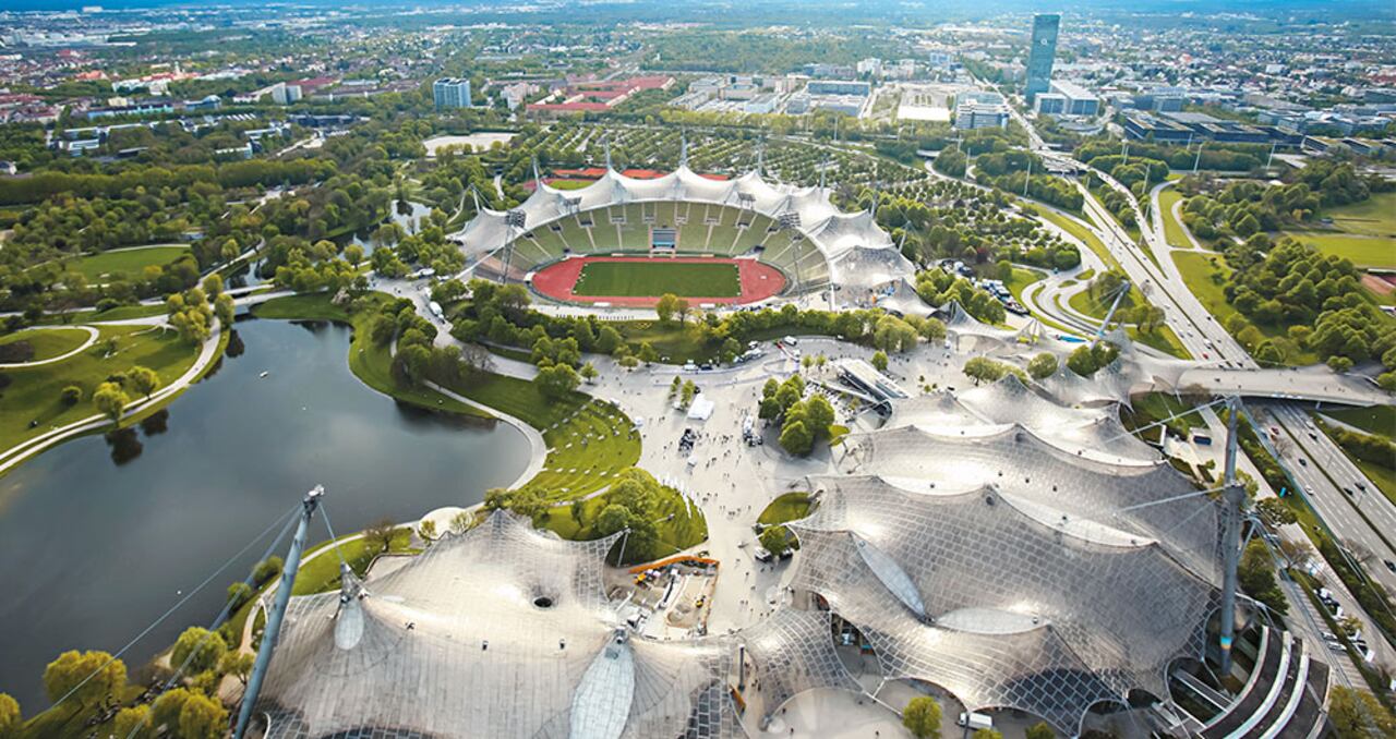 Parque Olímpico. En 1972 Múnich albergó los Juegos Olímpicos y aún se conservan sus áreas verdes, el estadio, la zona central cubierta por 74.000 m² de cristal acrílico en forma de telaraña y hasta los departamentos de los atletas, reconvertidos en ciudad universitaria.