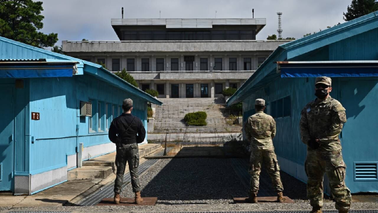 Demarcación que separa Corea del Norte y Corea del Sur, en el Área de Seguridad Conjunta (JSA) de la Zona Desmilitarizada.