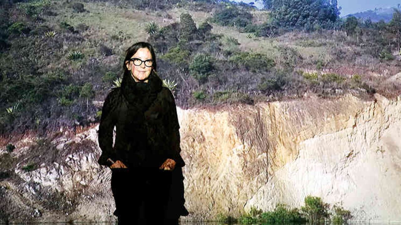 Leyla Cárdenas, delante de su video Interpretación del tiempo profundo (Primer intento), 2017, 6:00 min.