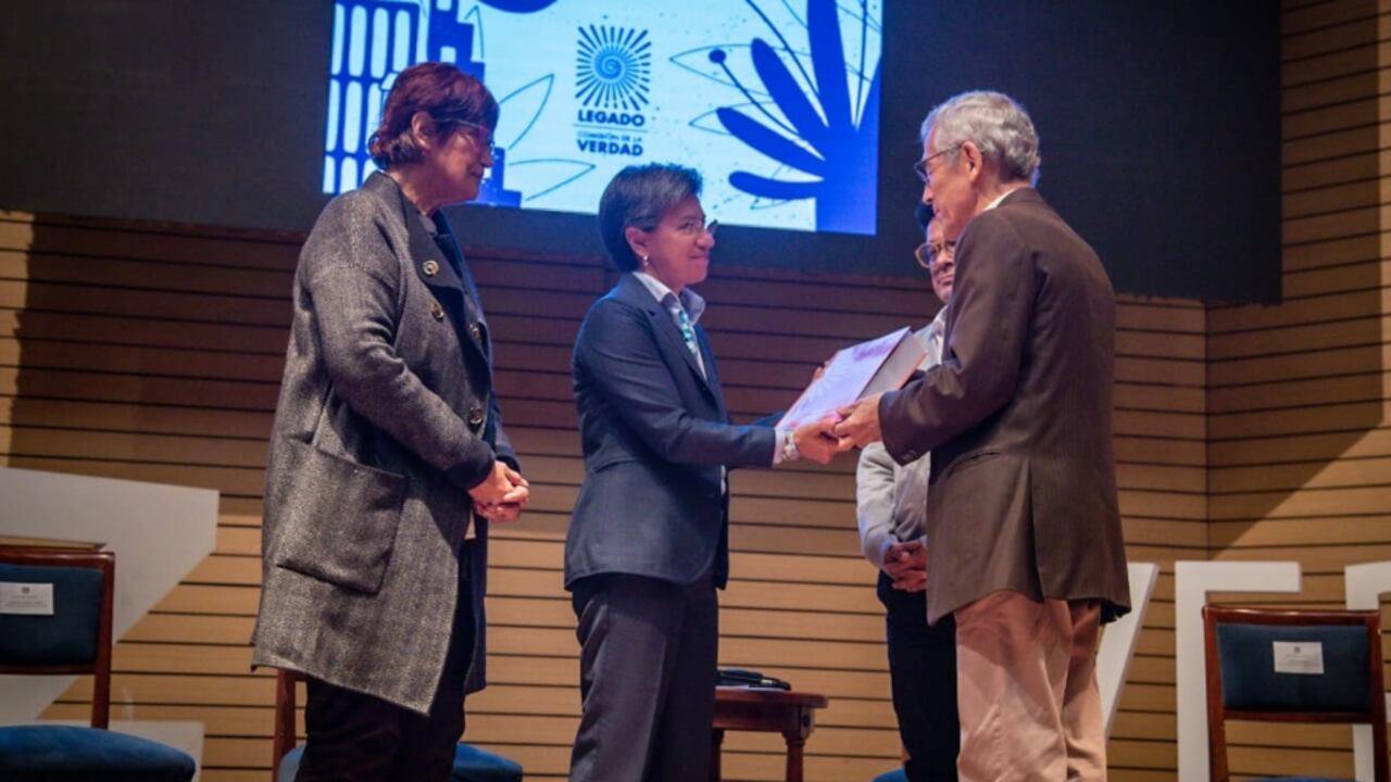 La alcaldesa de Bogotá, Claudia López, recibió del padre Francisco de Roux el informe final de la Comisión de la Verdad.
