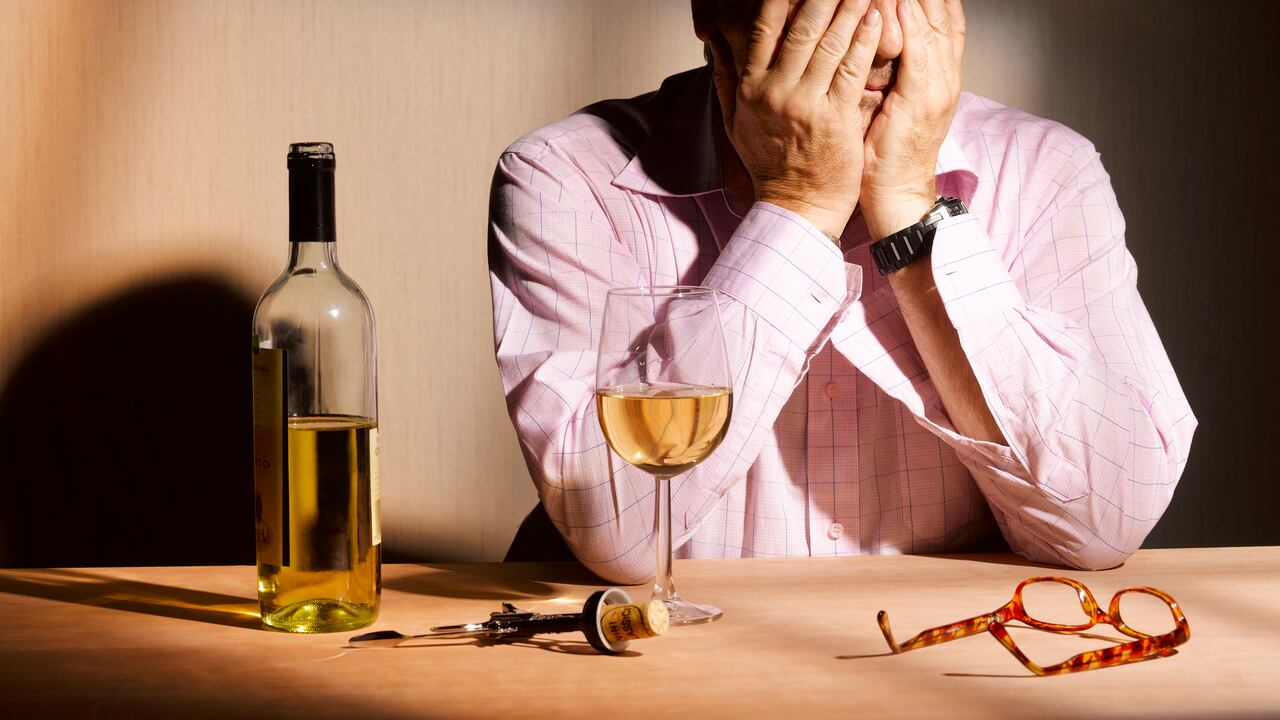 ¿Qué pasa si una persona tiene hígado graso y toma alcohol?