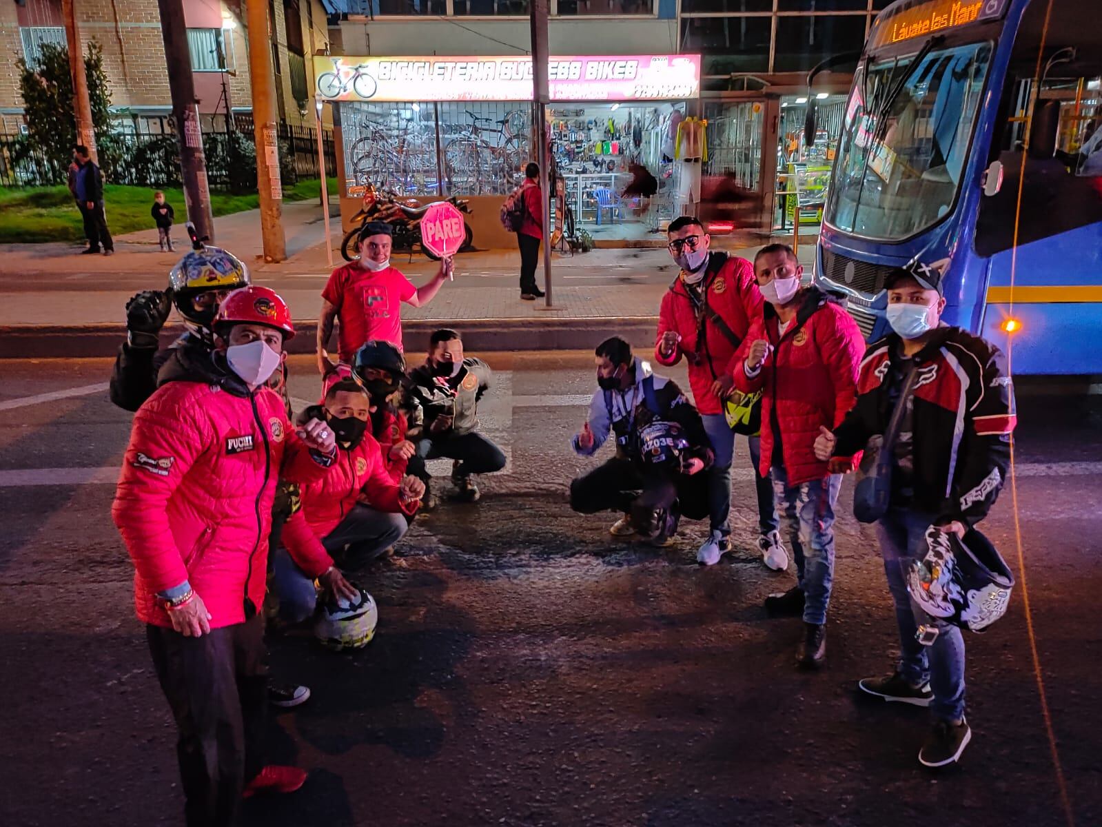 “No solo la covid mata gente, los huecos asesinos también”: colectivo de motociclistas que tapan huecos en Bogotá