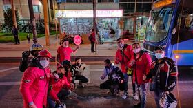 “No solo la covid mata gente, los huecos asesinos también”: colectivo de motociclistas que tapan huecos en Bogotá