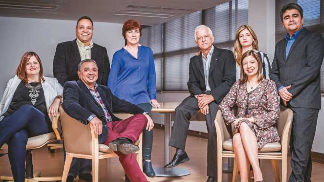 De izquierda a derecha: Luz Marjorie Zuluaga, analista de Consolidación; Luis Fernando Álvarez, gerente de Impuestos; Álvaro Mejía Molina, director de Planeación y Proyectos; Olga Lucía Sierra, directora de Operaciones Contables; Carlos Uriel Gómez, gerente de Auditoría Interna; Marjori Cardona, directora de Análisis y Reporting; Kahterine Muñoz, jefe de Consolidación; Jaime León Montoya, gerente de Planeación e Información Financiera.