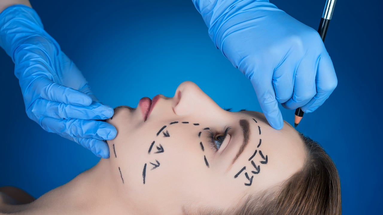 Las mujeres que optan por una cirugía estética enfrentan críticas desproporcionadas, a la vez que la sociedad impone estándares estéticos inalcanzables.