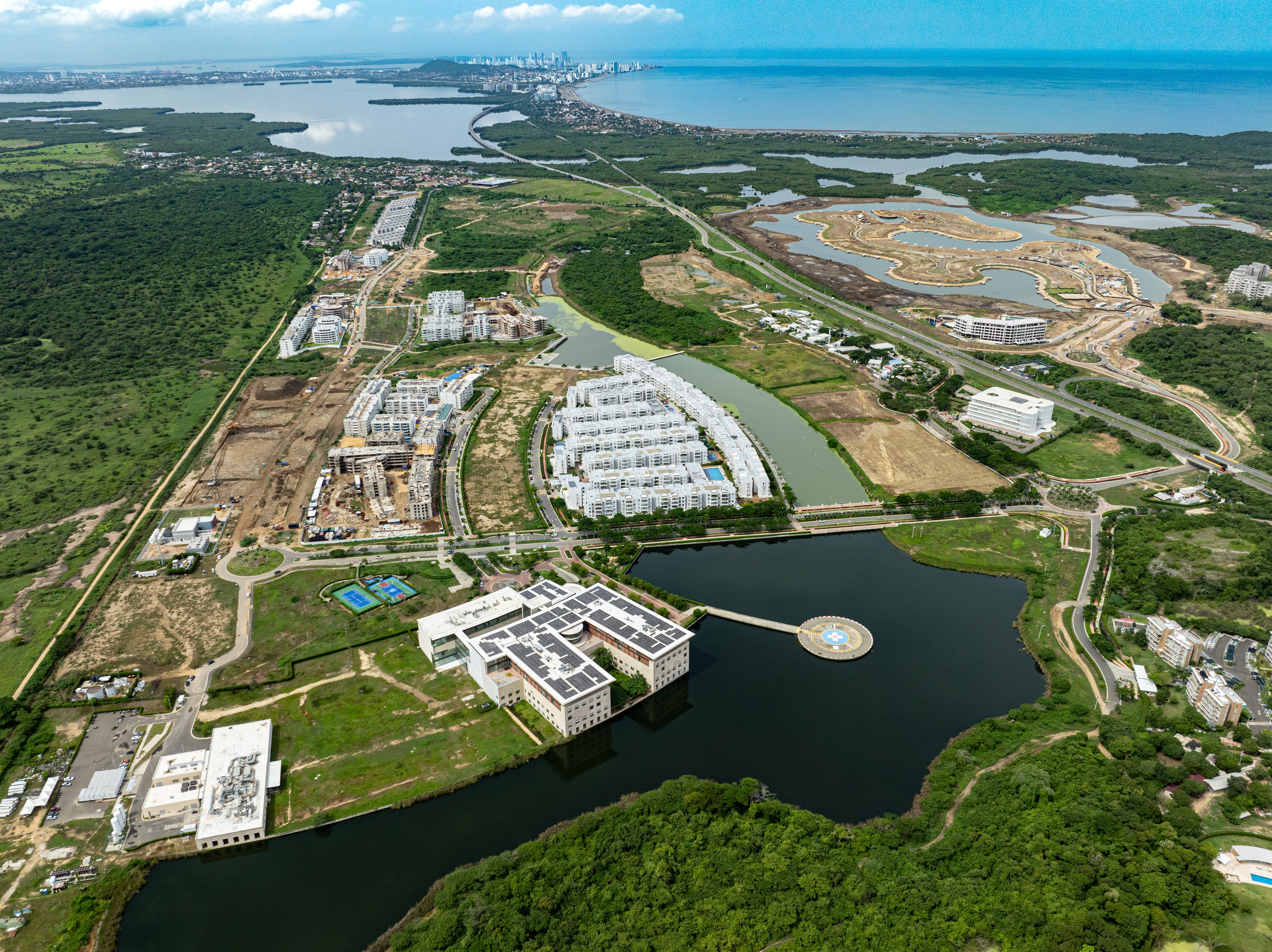 Este desarrollo urbanístico ocupa más de 1.000 hectáreas y ofrece servicios de salud, educación, bienestar, recreación y entretenimiento, comercio, naturaleza y transporte público.