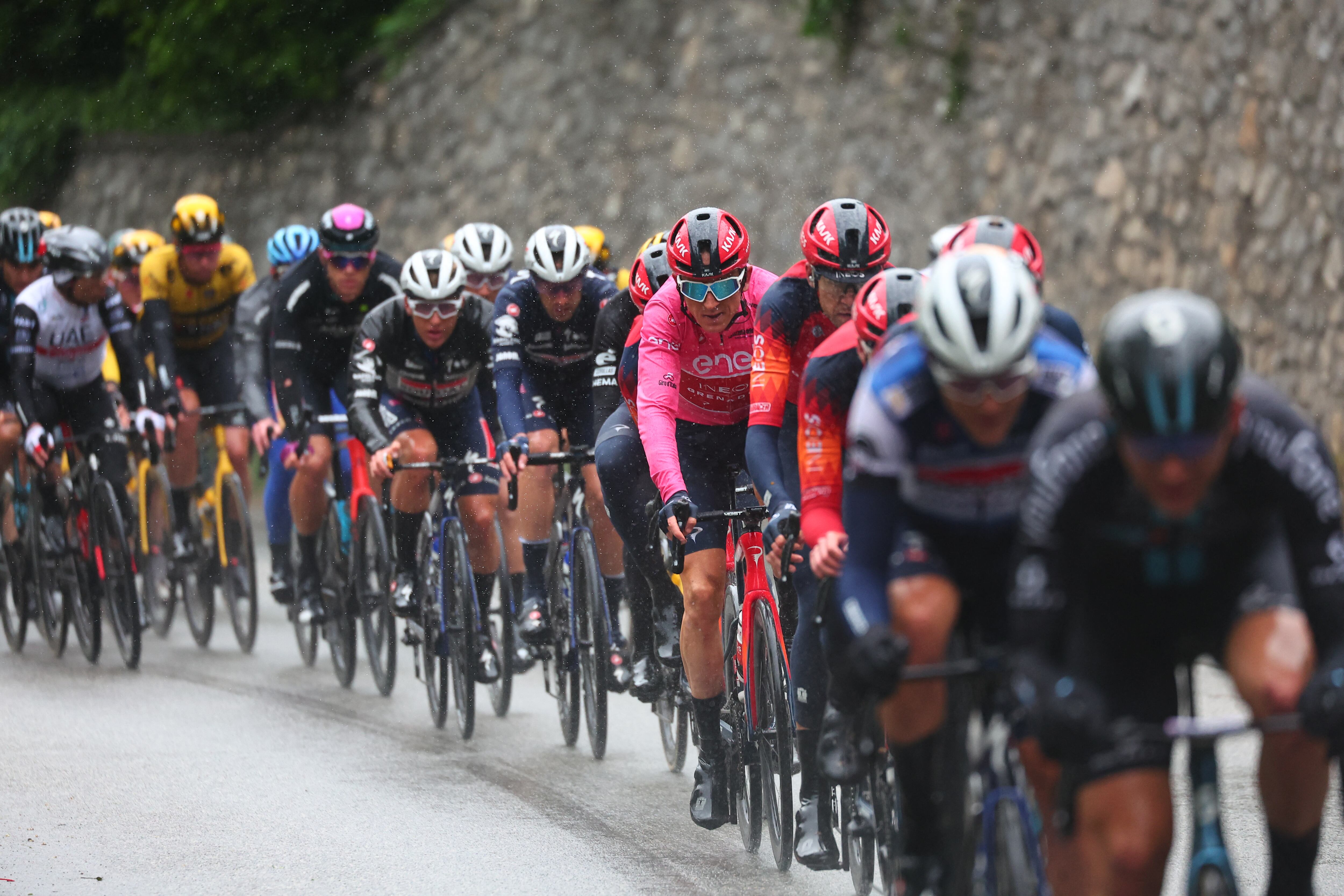 Overall leader INEOS Grenadiers's British rider Geraint Thomas (C-R) cycles in the pack during the tenth stage of the Giro d'Italia 2023 cycling race, 196 km between Scandiano and Viareggio, on May 16, 2023. (Photo by Luca Bettini / AFP)