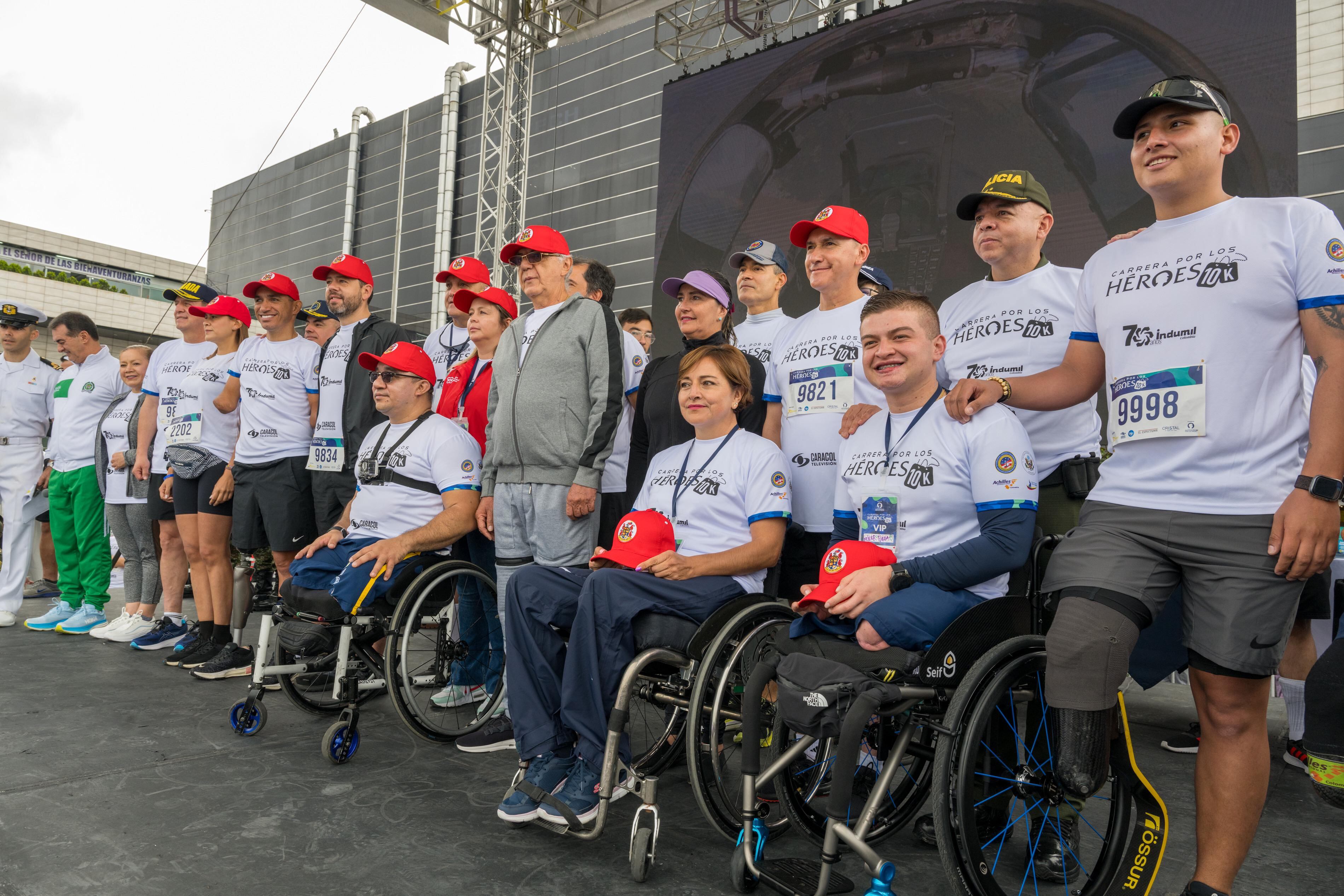 Mientras los militares eran masacrados en el Cauca, y otros se salvaban de morir a manos de las disidencias, el Ministro de Defensa, Iván Velásquez, y el comandante del Ejército, el general, Luis Ospina muy sonrientes participaban de la carrera por Los Héroes en Bogotá.