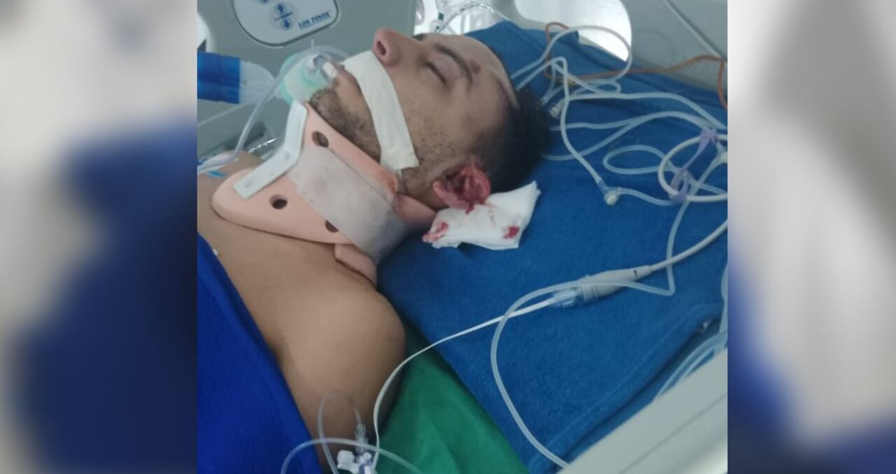 Juan Camilo Gamboa permanece en en una cama