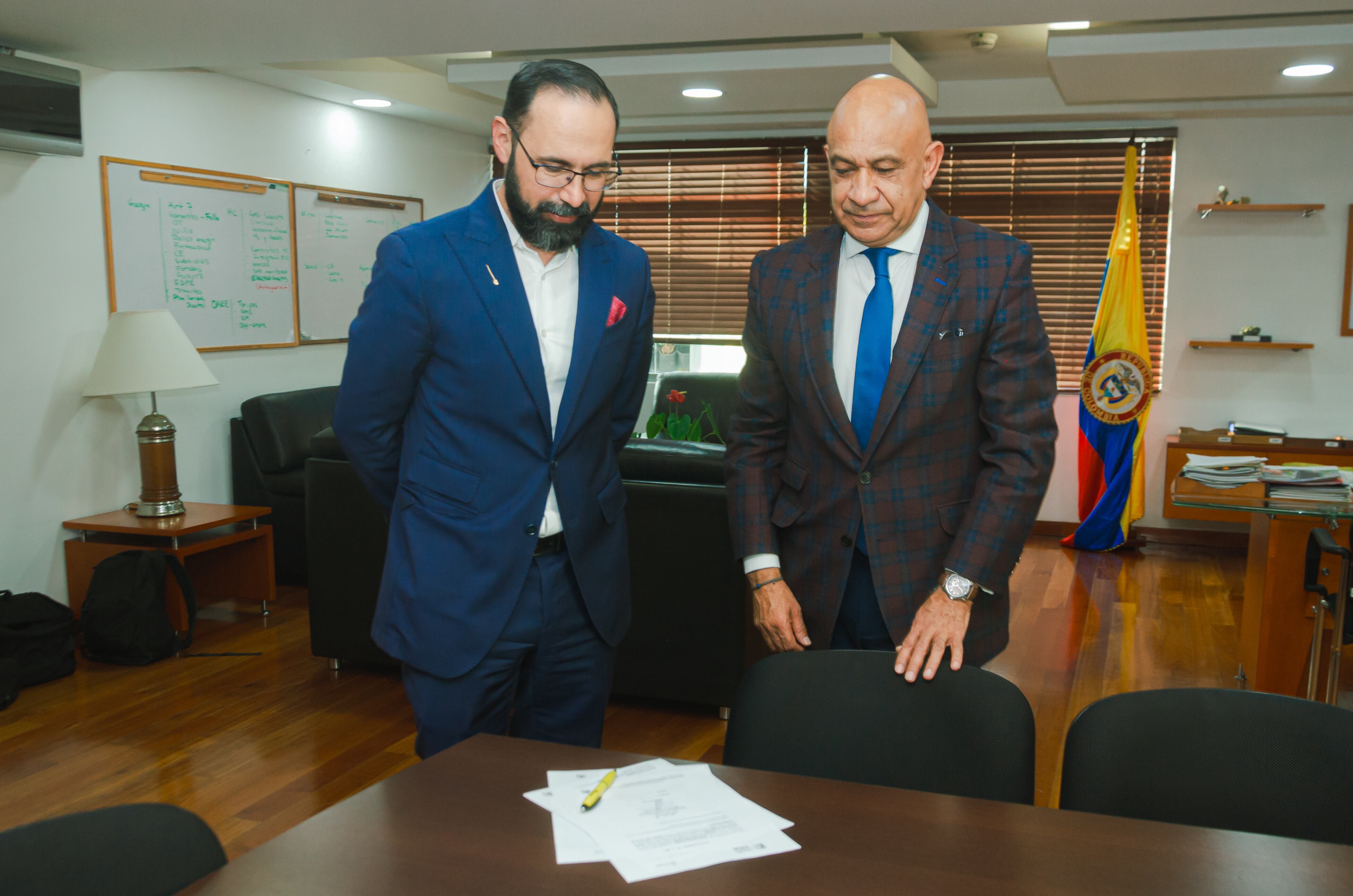 El ministro de Minas y Energía posesionó al nuevo director de la CREG.
