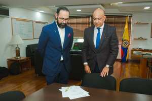El ministro de Minas y Energía posesionó al nuevo director de la CREG.