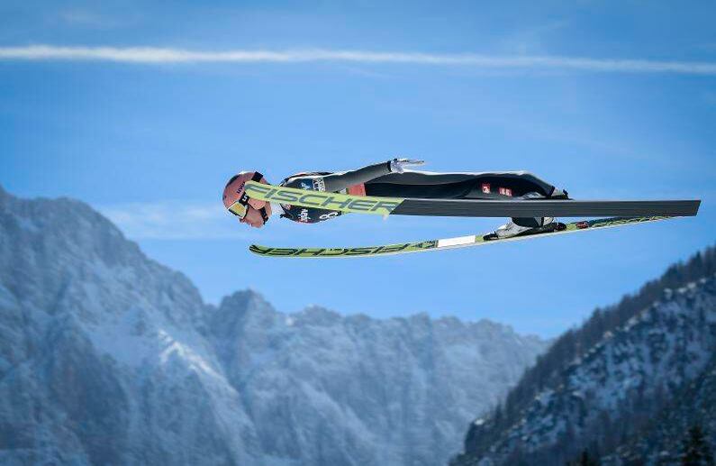 21 de marzo - Stefan Kraft de Austria compite durante la ronda clasificatoria de la competencia individual masculina Flying Hill de la Copa Mundial de Salto de Esquí FIS en Planica, Eslovenia. FOTO: Jure Makovec / AFP