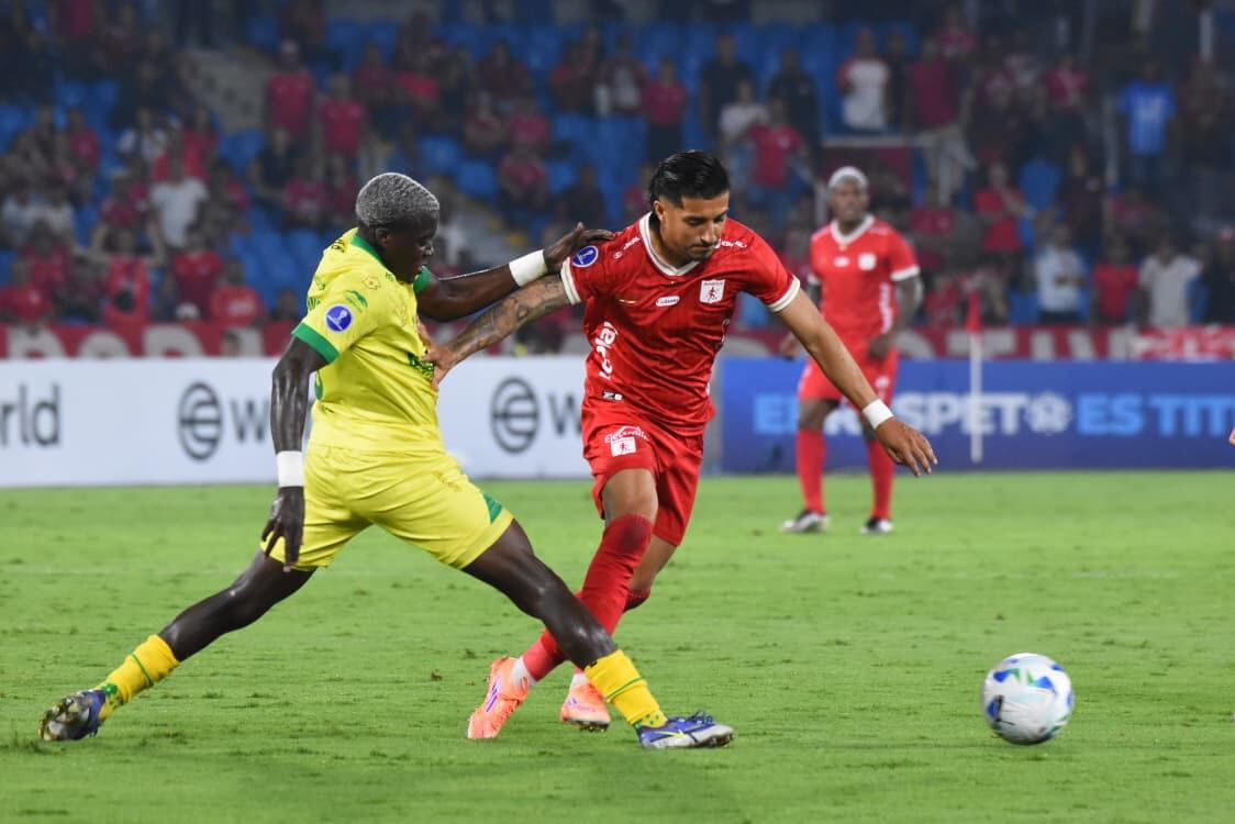 Yeison Guzmán y Jefferson Mena pelean un balón.