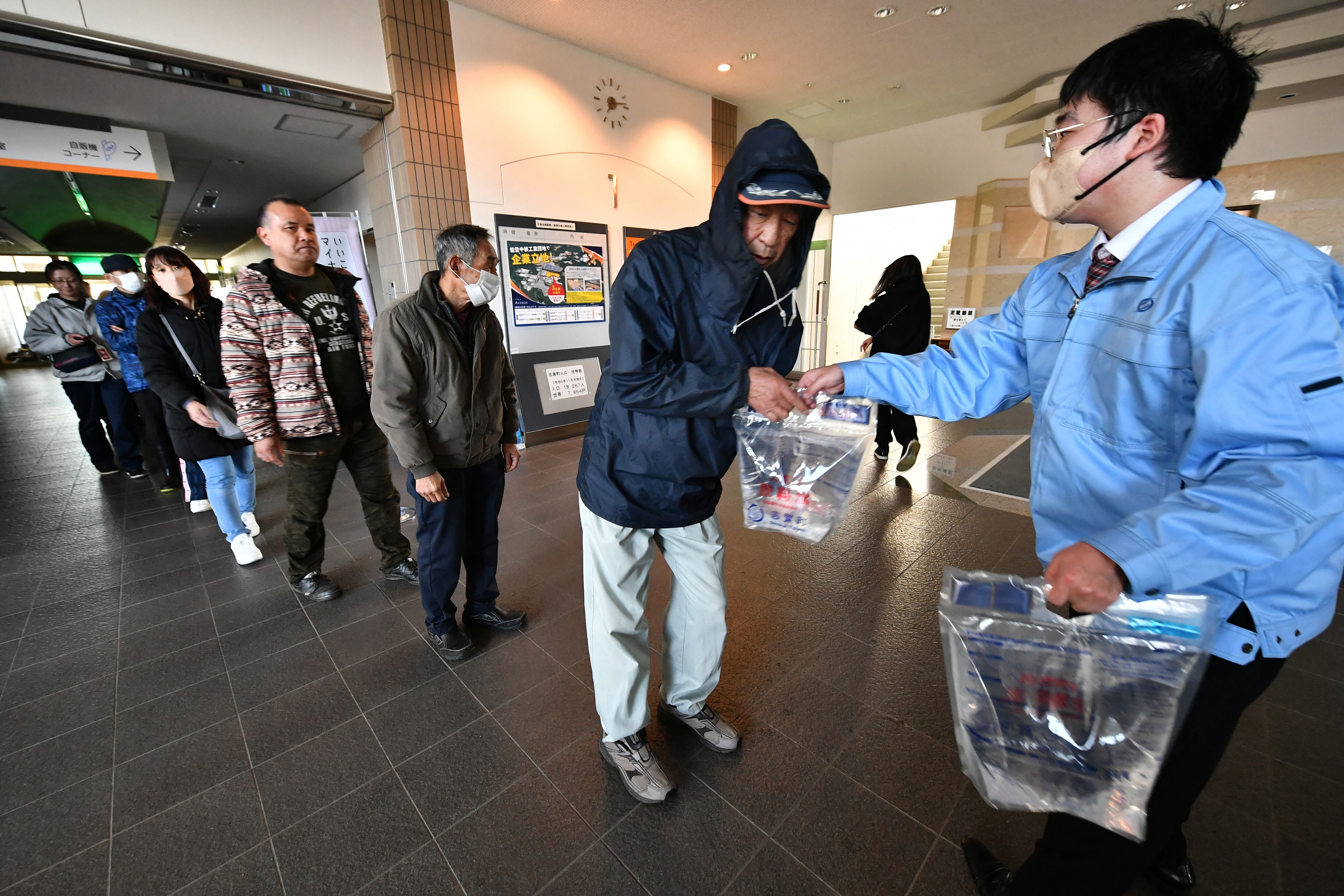 Largas filas para conseguir agua y comida tras devastador terremoto en Japón.