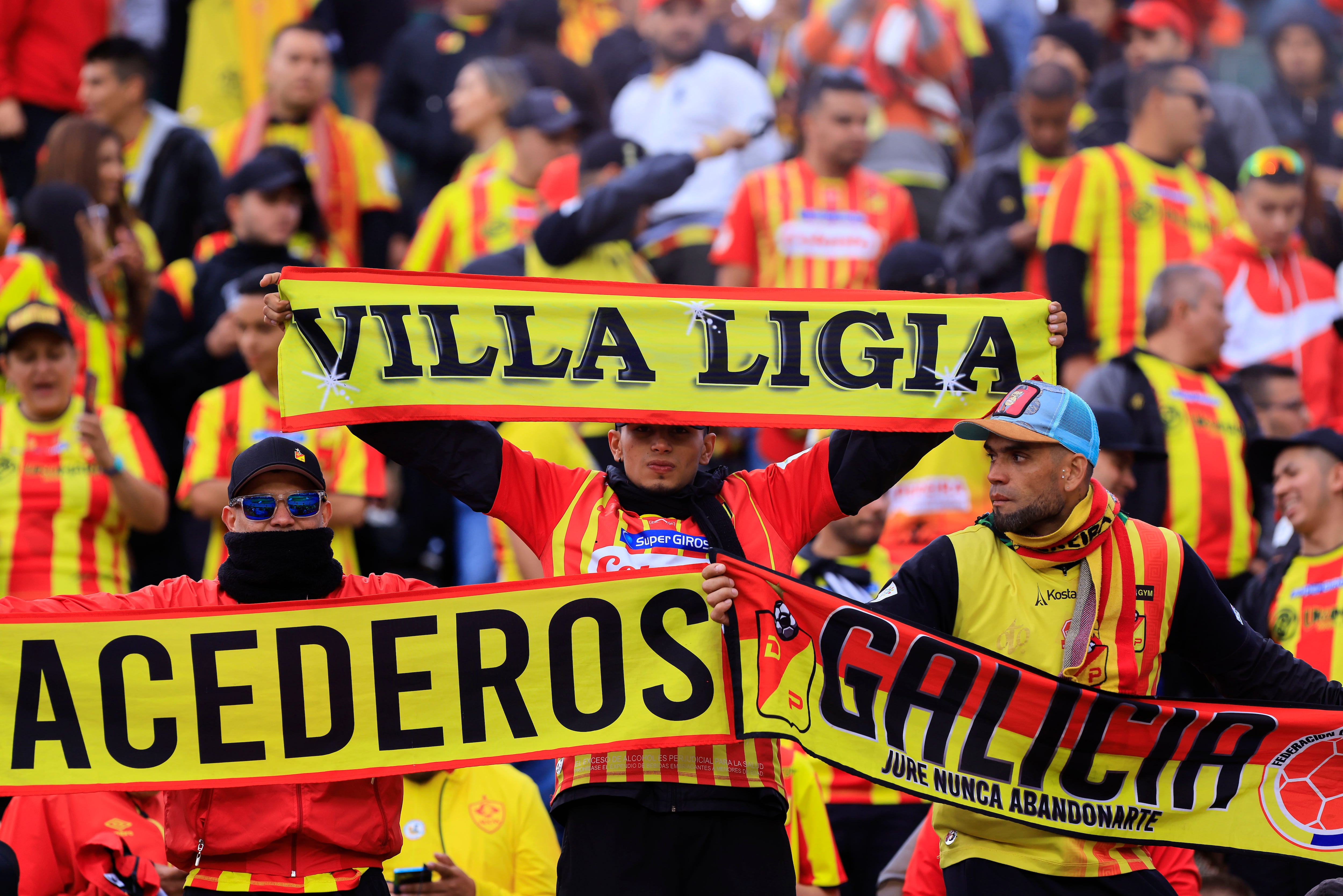 QUITO, ECUADOR - AUGUST 9: Fans of Deportivo Pereira cheer prior the Copa CONMEBOL Libertadores round of 16 second leg match between Independiente del Valle and Deportivo Pereira at Olimpico Atahualpa Stadium on August 9, 2023 in Quito, Ecuador. (Photo by Franklin Jacome/Getty Images)