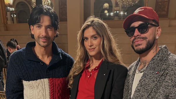 Carlos Torres, Ryan Castro y Laura Tobón hicieron parte de la primera fila del espectáculo de Tommy Hilfiger con el que el diseñador estadounidense presentó su colección Primavera/Verano 2027 en el Hotel Plaza.