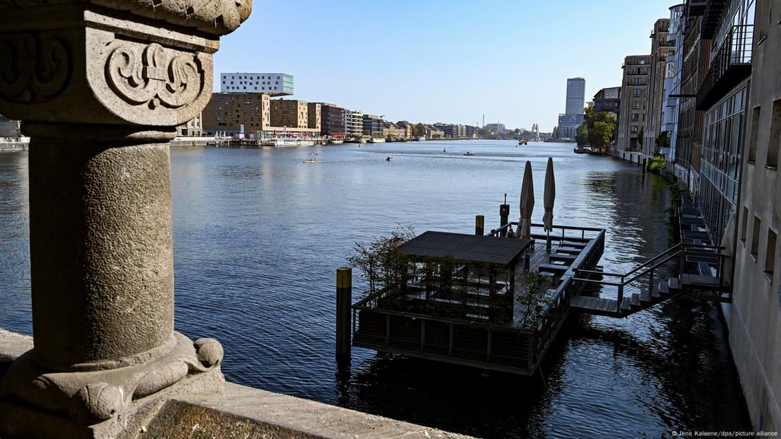 Terraza exterior del club Watergate, a orillas del río Spree, en Berlín-Kreuzberg. Imagen: Jens Kalaene/dpa/picture alliance