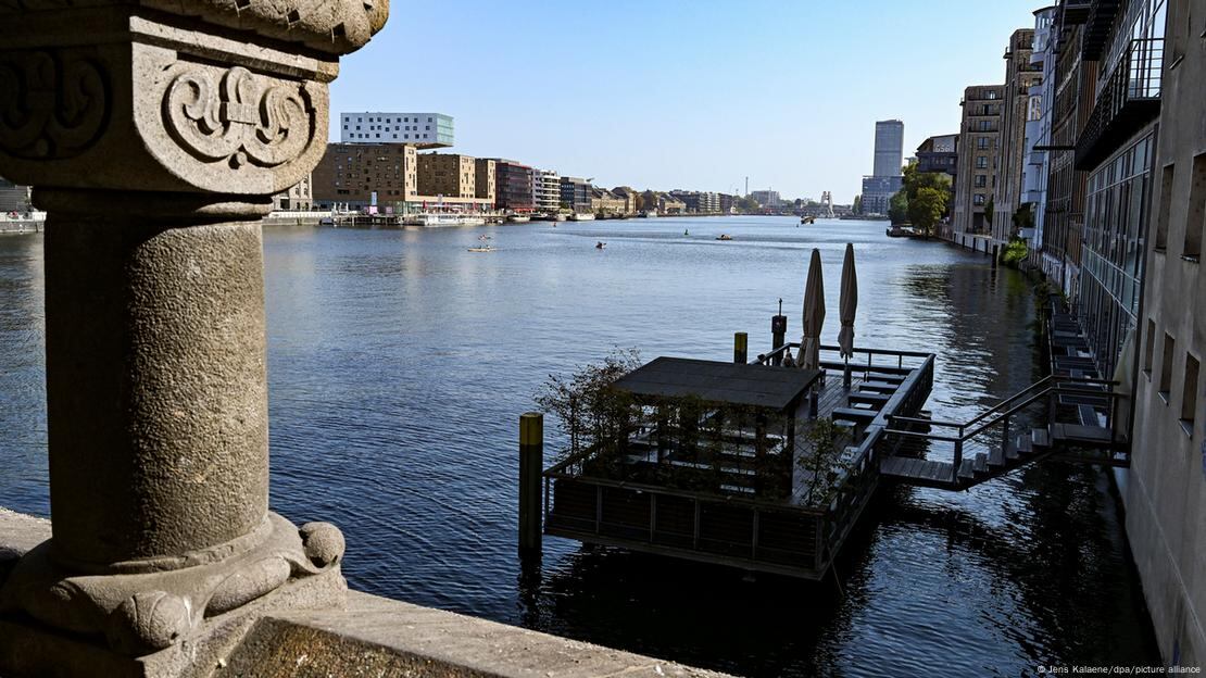 Terraza exterior del club Watergate, a orillas del río Spree, en Berlín-Kreuzberg. Imagen: Jens Kalaene/dpa/picture alliance