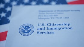 Solicitantes de residencia y permisos de trabajo en una oficina de USCIS, donde los nuevos cambios buscan agilizar los trámites.