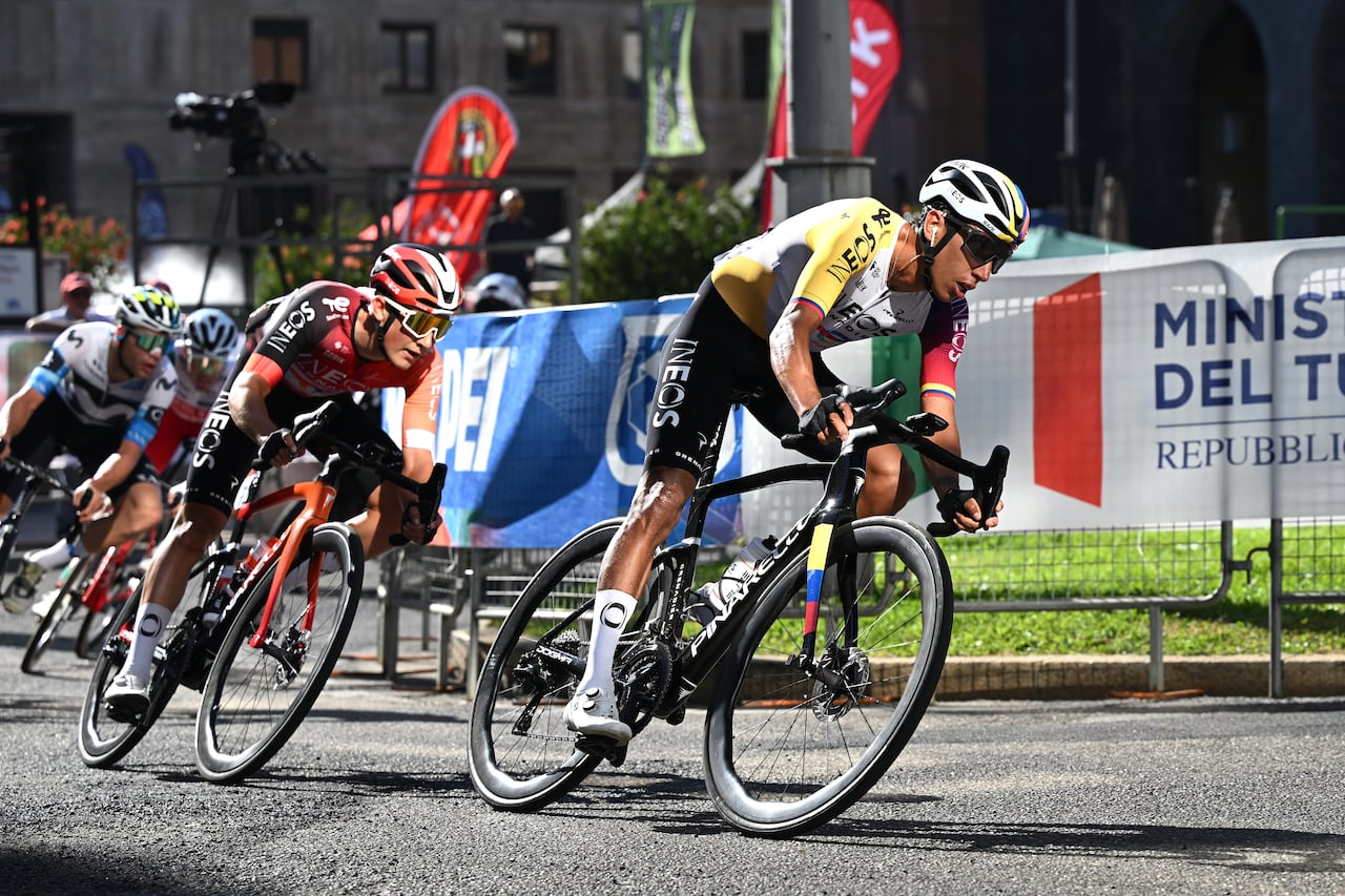 Egan Bernal en medio de la edición 104 de la Tre Valli Varesine.