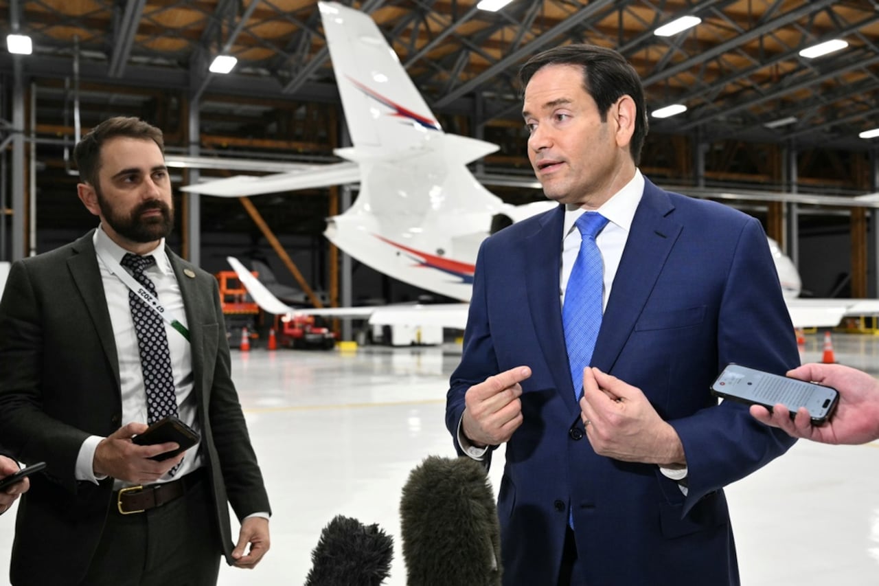 El secretario de Estado estadounidense, Marco Rubio, habla con los periodistas que lo acompañan en el Aeropuerto Internacional John C. Munro de Hamilton, Ontario, Canadá, el 12 de noviembre de 2025, tras la reunión de ministros de Asuntos Exteriores del G7. (Foto de Mandel Ngan/Pool vía AP)