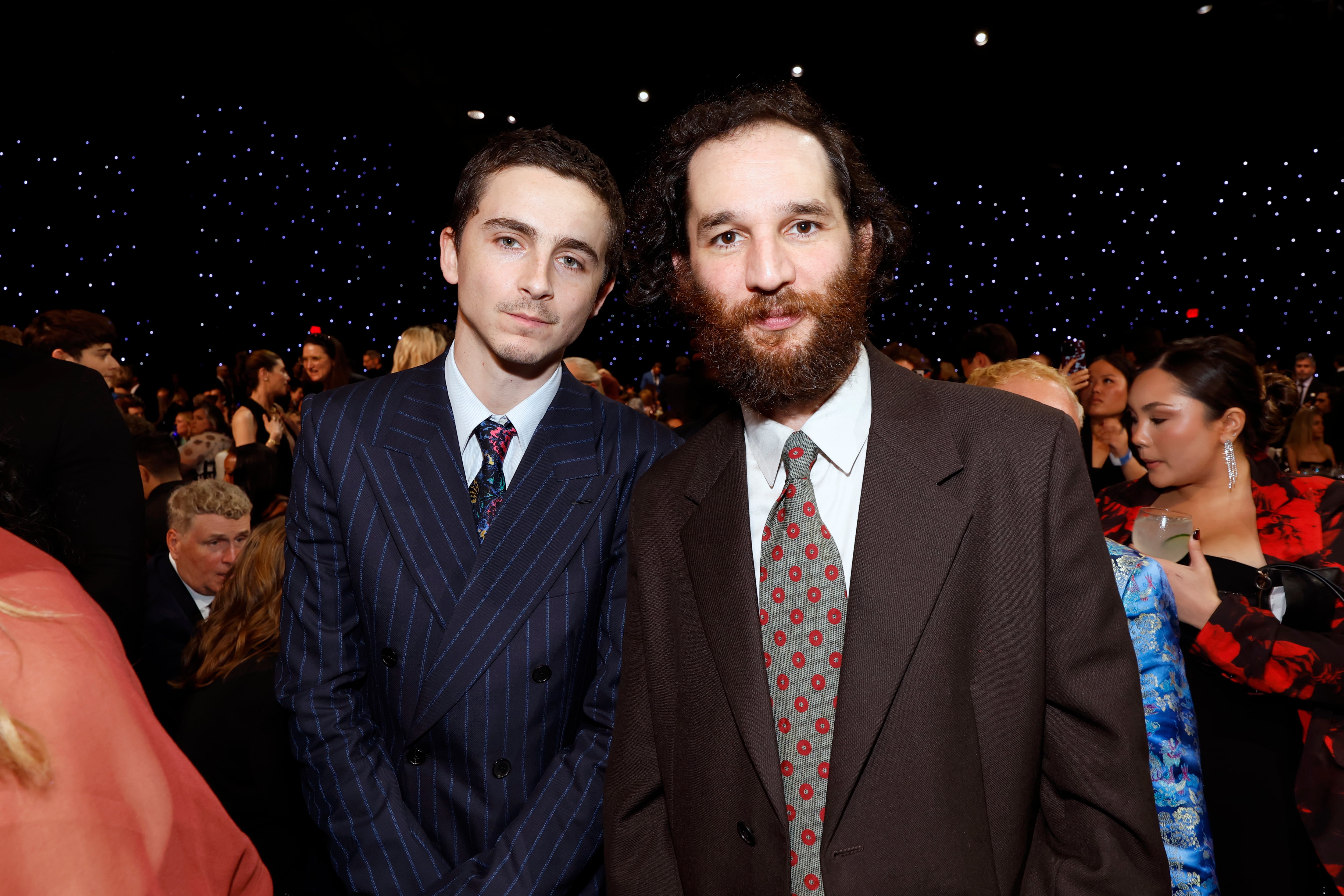 Timothy Chalamet y Josh Safdie asisten durante la 31ª edición de los Critics Choice Awards en Barker Hangar el 4 de enero de 2026 en Santa Mónica, California.