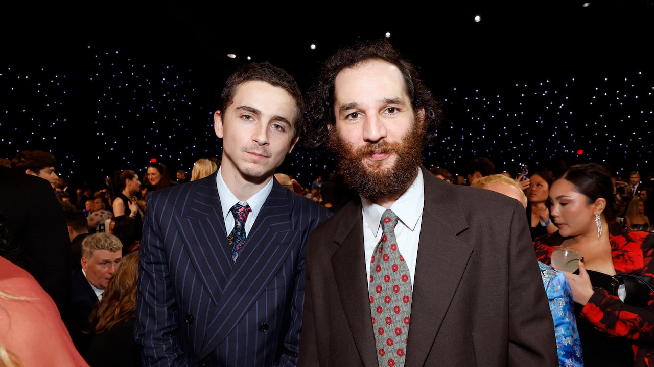 Timothy Chalamet y Josh Safdie asisten durante la 31ª edición de los Critics Choice Awards en Barker Hangar el 4 de enero de 2026 en Santa Mónica, California.