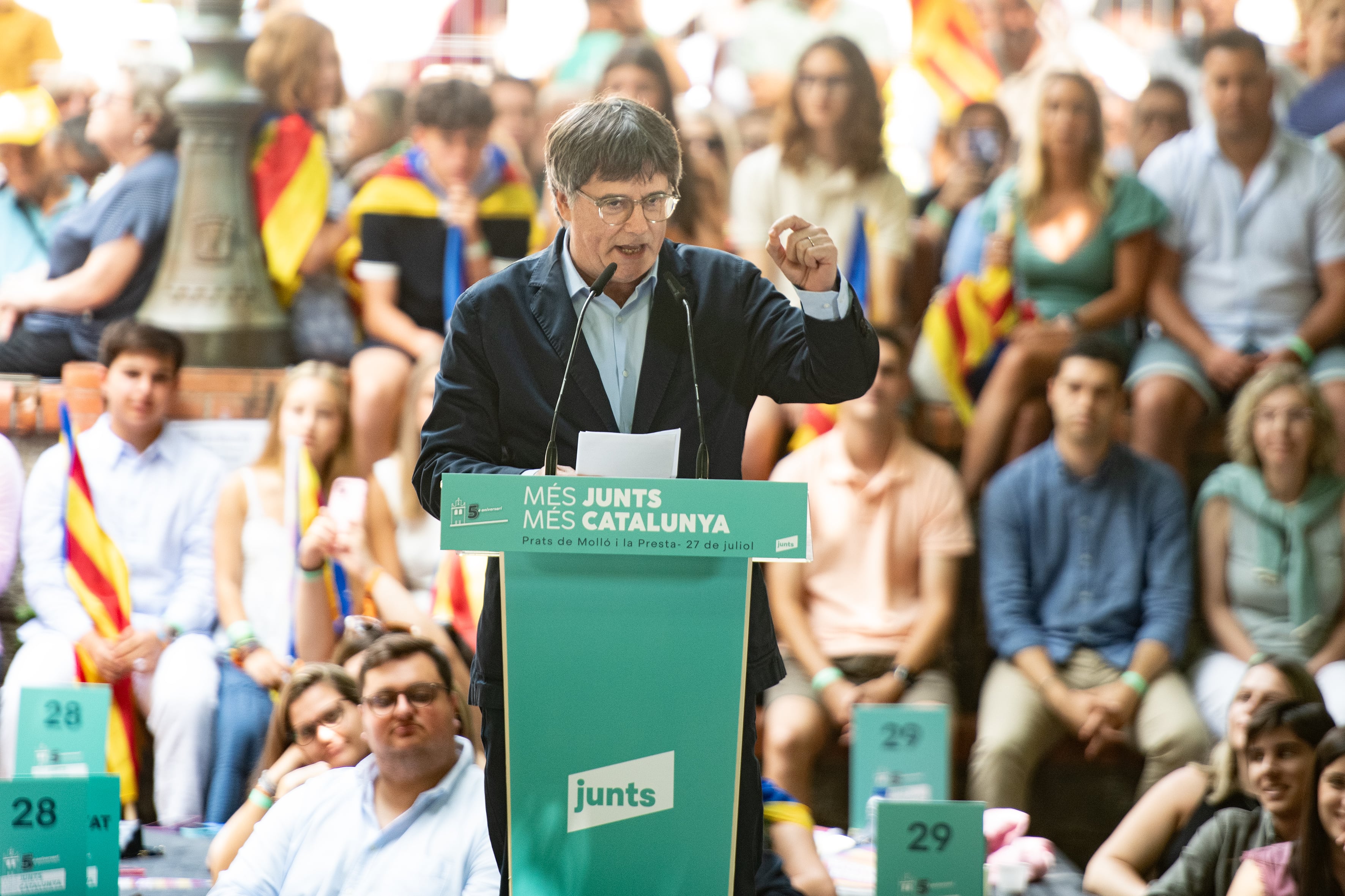 El presidente de Junts, Carles Puigdemont, interviene durante la celebración del quinto aniversario de la formación en la Plaça Firal de Prats de Mollo, el 27 de julio de 2025, en Prats de Mollo (Francia).