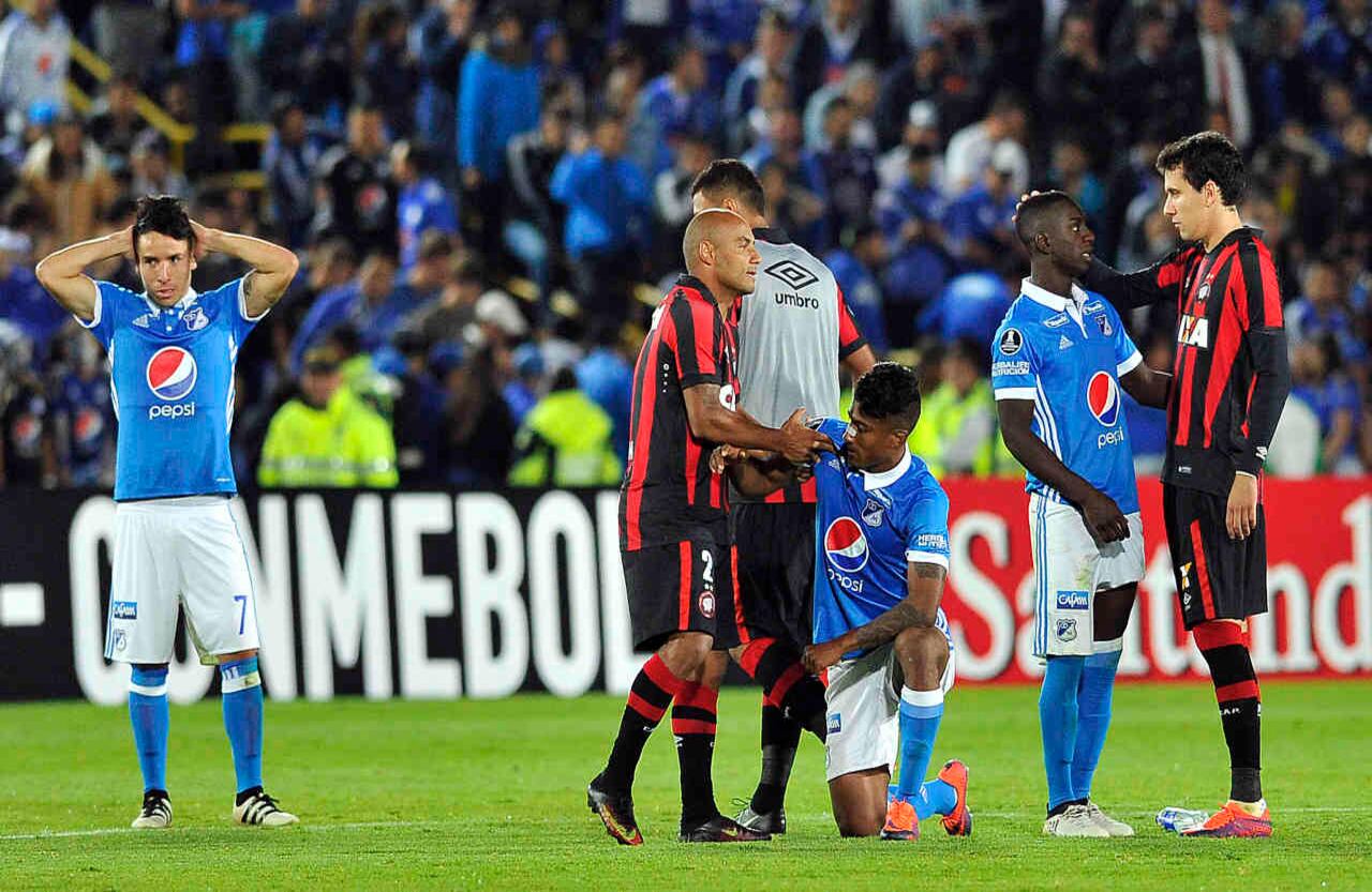 Jugadores del Paranaense consolan a varios jugadores de los Millonarios tras su paso a la siquiente ronda de la Copa Libertadores  este miércoles 8 de febrero de 2017 en el estadio El Campín de Bogotá. Millos  a pesar de haber ganado en los 90 minutos 1-0,  perdió  por cobros desde el punto penal 2-4 con los brasileros.  Foto: Carlos Julio Martínez / SEMANA