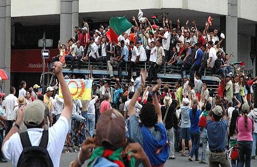 Los ánimos estaban alterados por lo que considedaron un incumplimiento del Presidente a la cita que se habían puesto desde la semana pasada. 