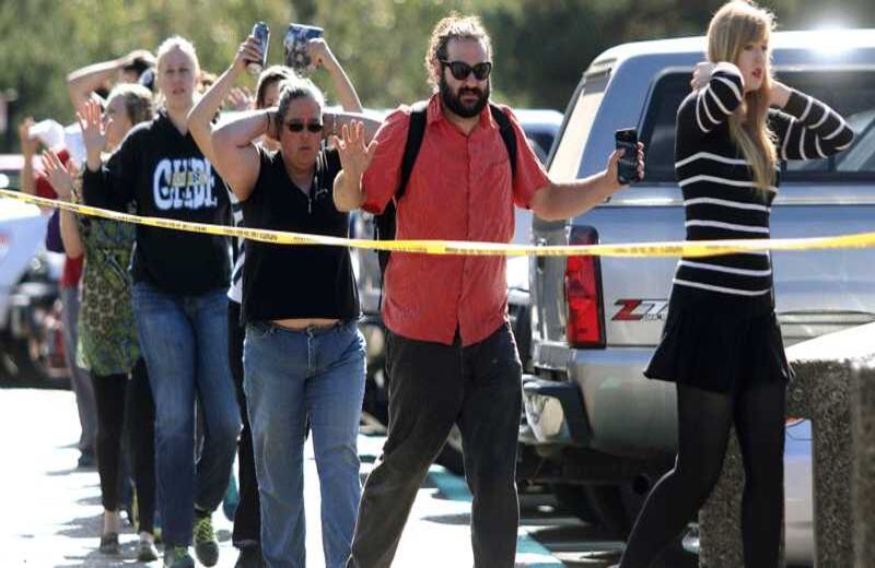 Estudiantes, docentes y personal del Umpqua Community College, en Roseburg, Oregon, son evacuados luego de un tiroteo perpetrado por el estudiante de 26 años Christopher Harper-Mercer, en un salón de clases. Herper-Mercer asesinó a ocho estudiantes y un profesor, después se suicidó al verse acorrolado por la policía. La masacre fue la peor en la historia reciente de Oregon. 
