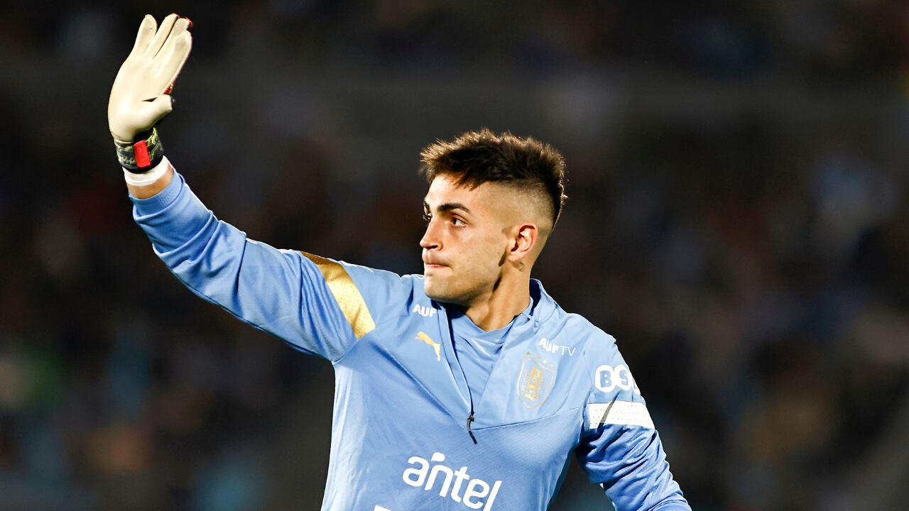 Santiago Mele con la camiseta de la selección uruguaya. Ahora iniciará su etapa con Monterrey en el Mundial de Clubes 2025.