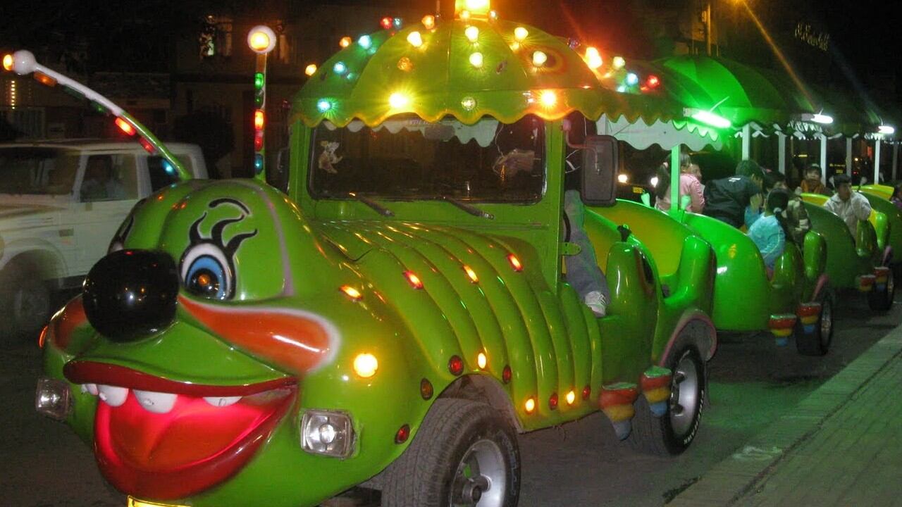 Testigos aseguran que el niño soltó a su abuelo y corrió hacia la atracción.