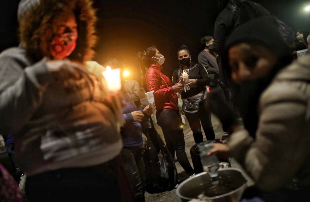 Hasta altas horas de la noche estuvieron reunidos los manifestantes en una protesta pacífica frente al penal. Foto: Esteban Vega/SEMANA