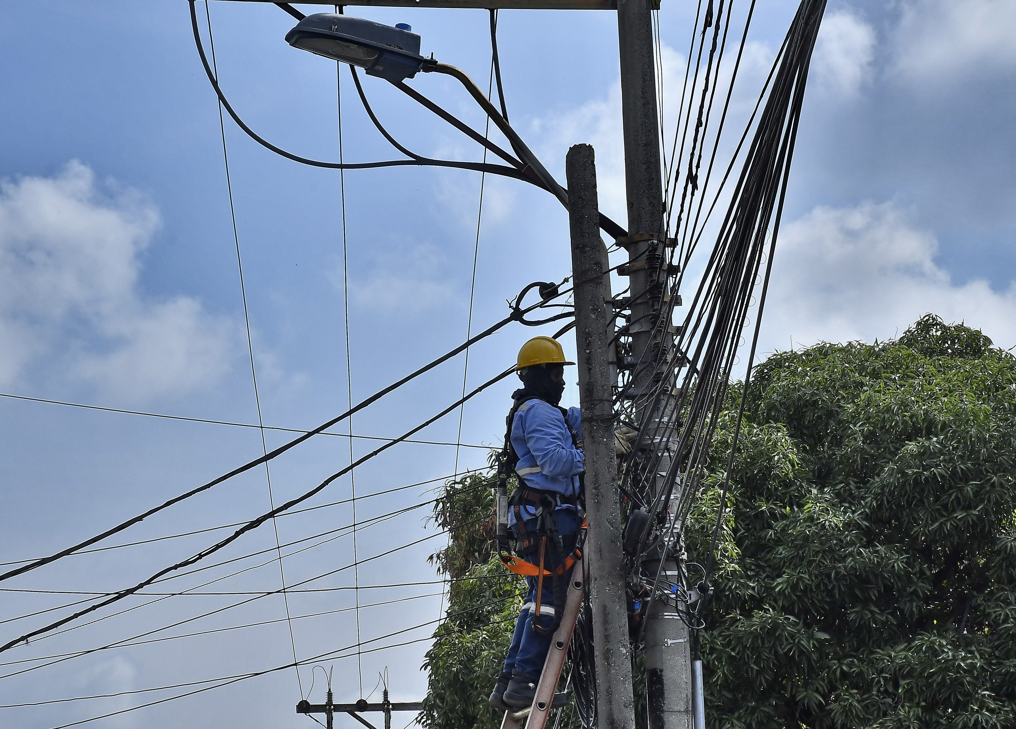 trabajos de reparación en redes de energía. Las cuadrillas de las empresas municipales se encontrarán desplegadas en diferentes puntos de la ciudad para atender el cronograma de intervenciones programadas en puntos oscuros de la ciudad y así dar parte de tranquilidad a los ciudadanos de Cali para que bajen los robos y la violencia en la ciudad. Fotos Raúl Palacios / El Pais.