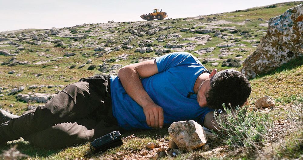 Basel Adra es un admirable activista encendiendo su cámara. En estos tiempos, su historia es una obligada para entender mucho de lo que hoy sucede.