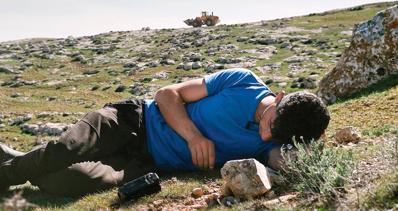 Basel Adra es un admirable activista encendiendo su cámara. En estos tiempos, su historia es una obligada para entender mucho de lo que hoy sucede.